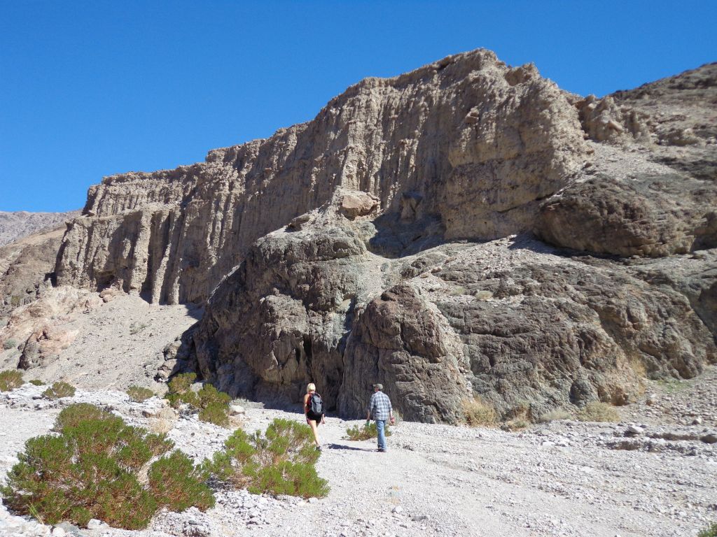 The canyon starts out with tall rocky cliffs on the right side: