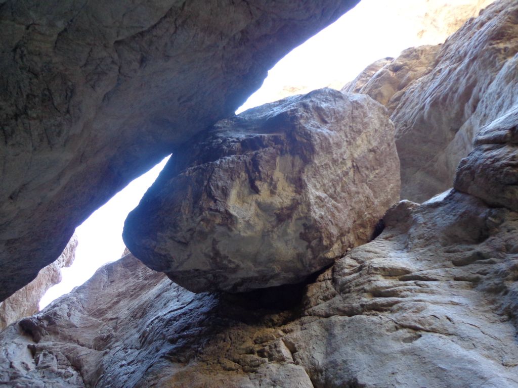 Looking straight up, you can see how the boulder is larger than the slot narrows and so it got stuck: