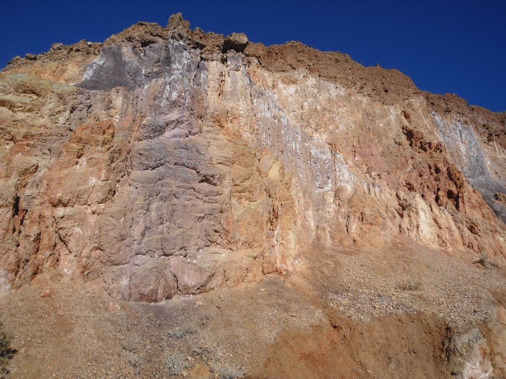 In the next three pictures, you can see how the color variations continued high up onto the peaks and walls above the canyon floor: