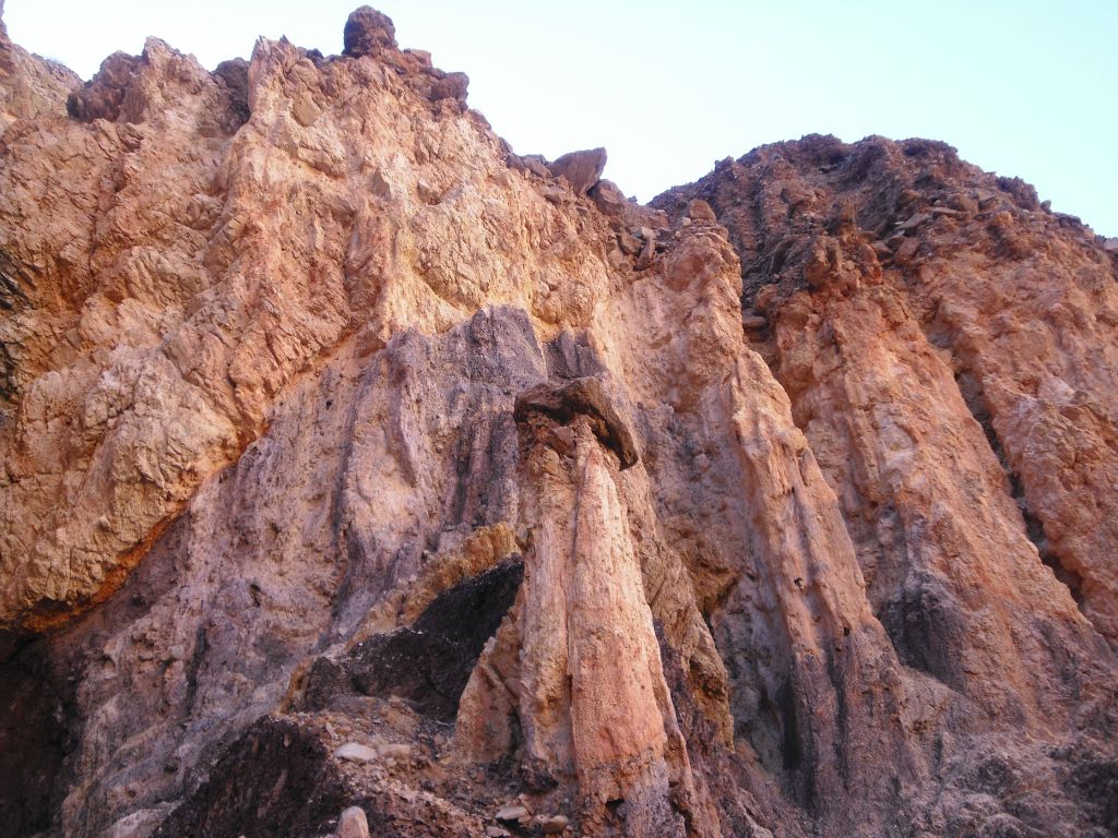 Another picture of the same area, showing more of the surrounding mountains above the canyon. What an amazing place to behold: