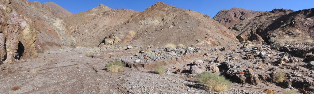 A panoramic view of the first major junction in Kaleidoscope Canyon.  Turn right at this junction: