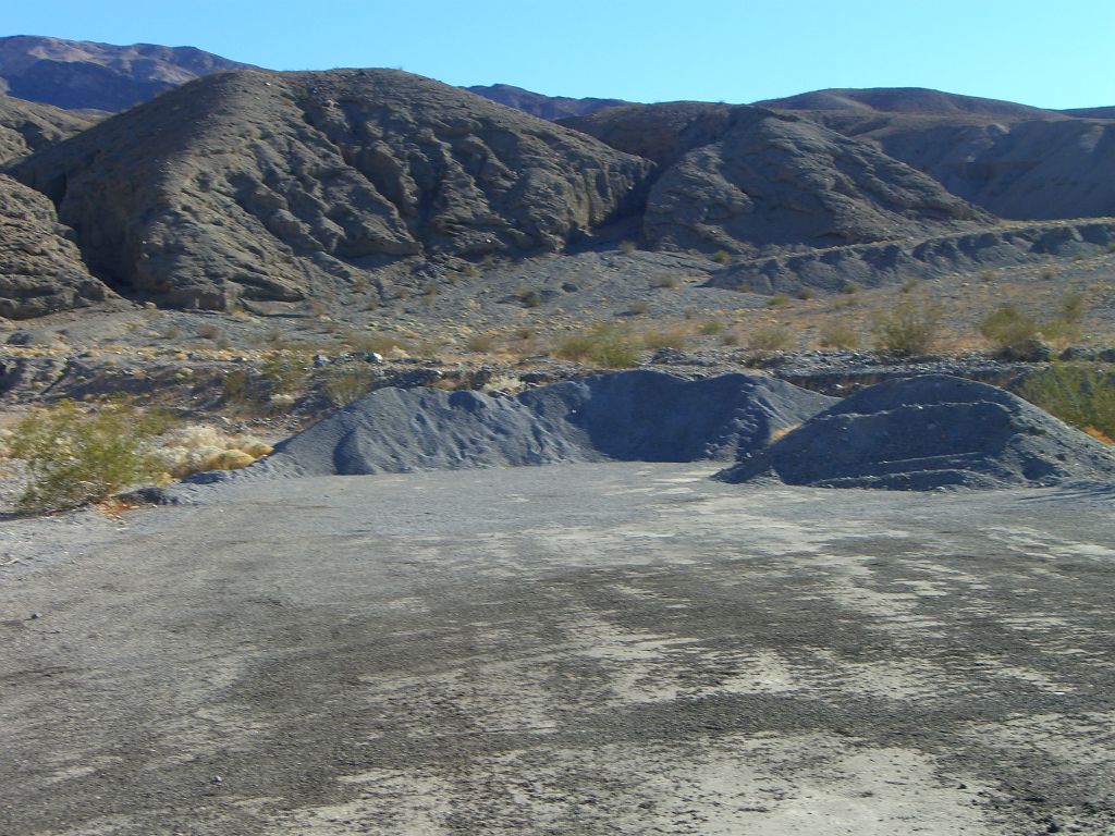 This is the parking area for Sidewinder Canyon.  To reach the canyon, you must follow the long bank up at the top right of the picture and then turn left: