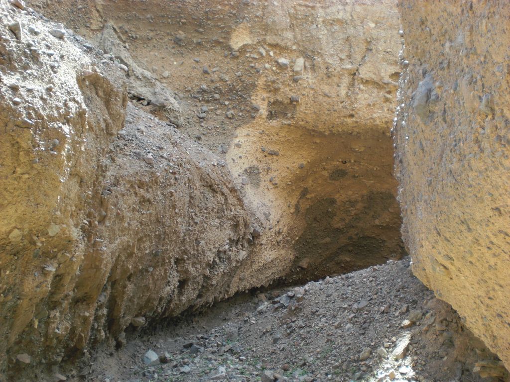 Small narrow spaces to walk through in this side canyon: