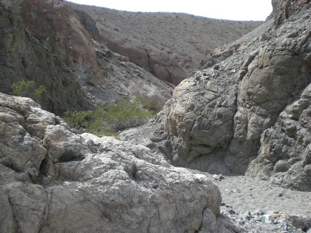 It is definitely worth it to continue up Sidewinder Canyon after the three official slots, as the canyon stays really narrow and interesting.  The canyon comes to an abrupt end a short distance past this area: