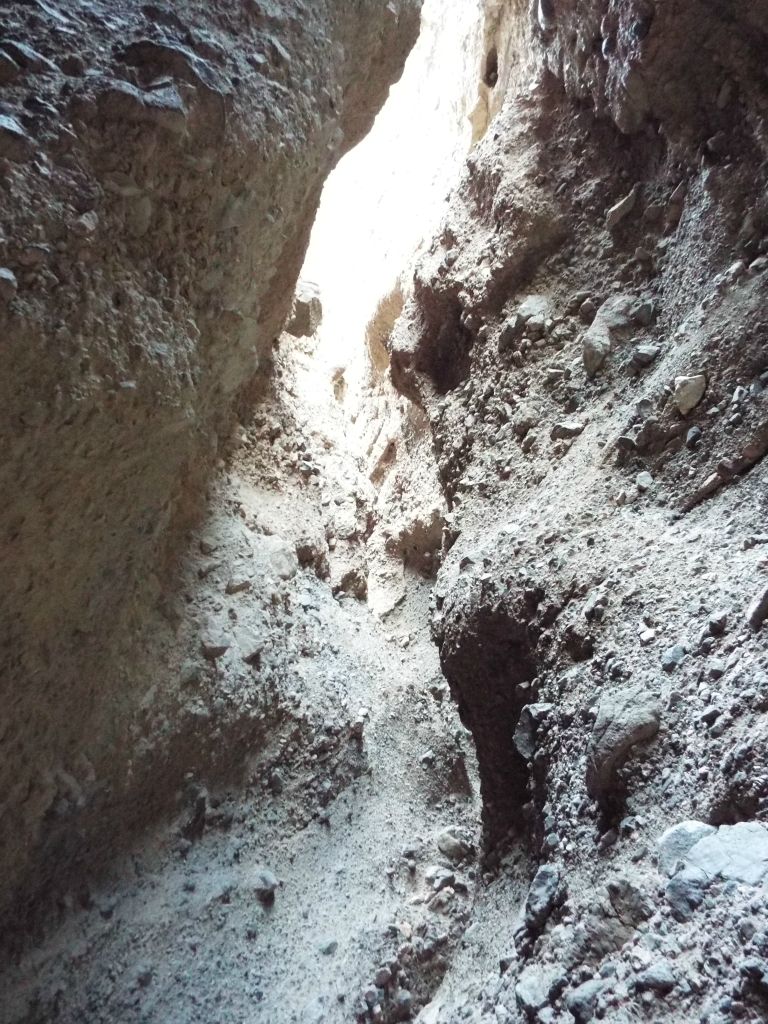 Interesting rock texture on the curving walls: