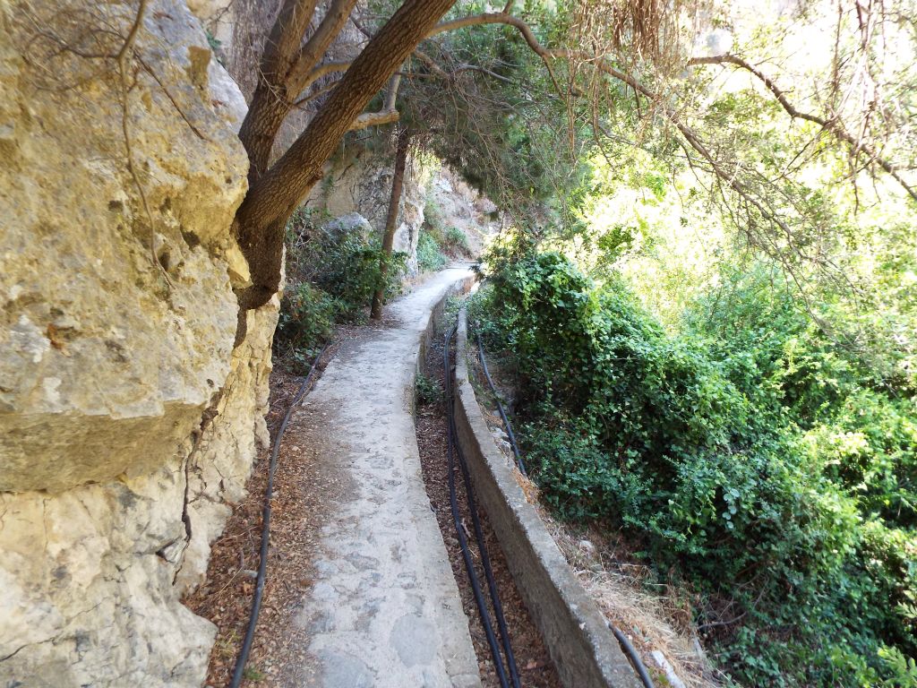 At the top of the steps, a small pathway leads hikers to the canyon mouth: