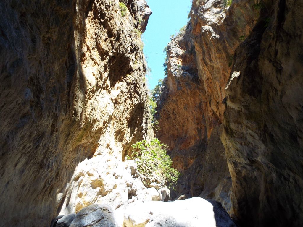 Notice how the walls of the 2nd Narrows stay continuously close together for quite some distance in the next two pictures: