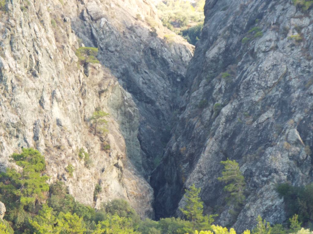 Zooming in on the separate lower section of canyon.  The terrain didn't look easy to get there as it was quite overgrown, so we decided not to check it out at this time.  Instead, we drove back to Ammoudara and called it a day: