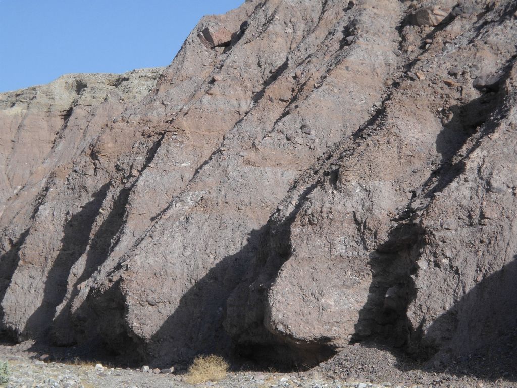 And two pictures of the right and left canyon walls near the beginning: