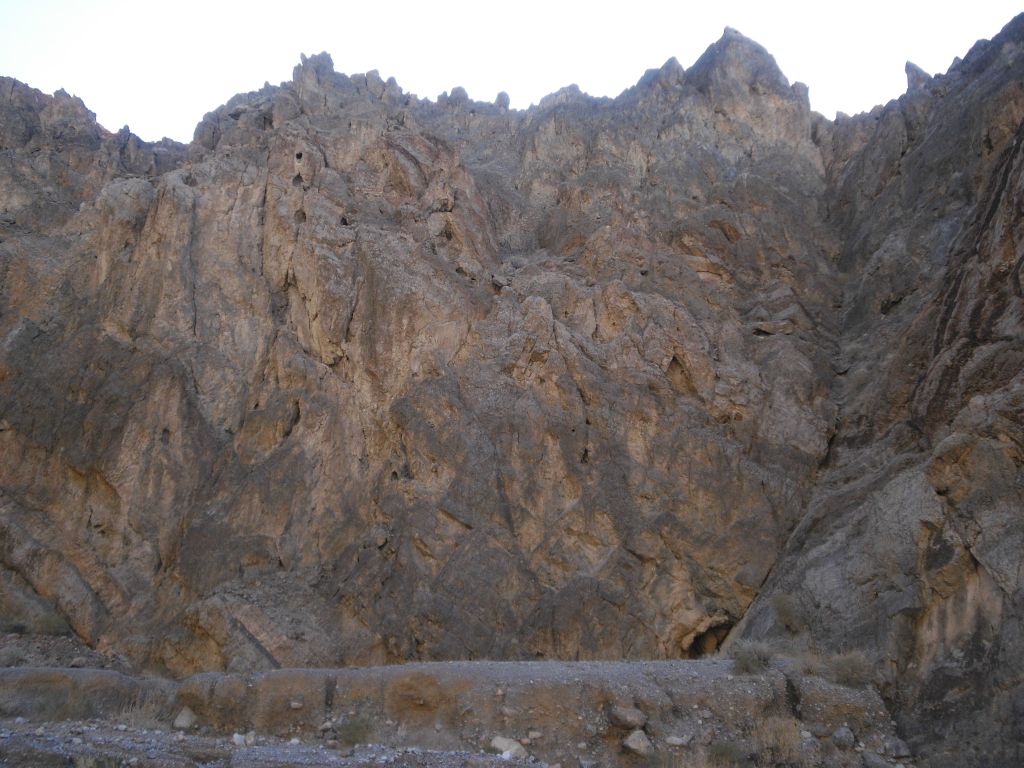 Notice the towering walls right from the beginning.  The walls are very high like in neighboring Fall Canyon: