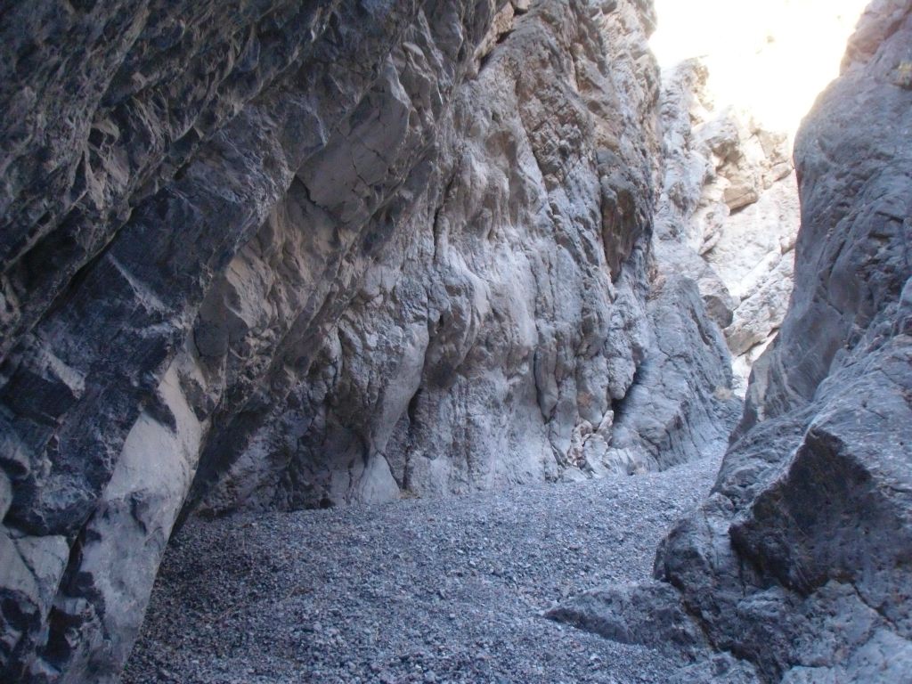 Very few larger rocks have fallen into the wash in the 1st Narrows: