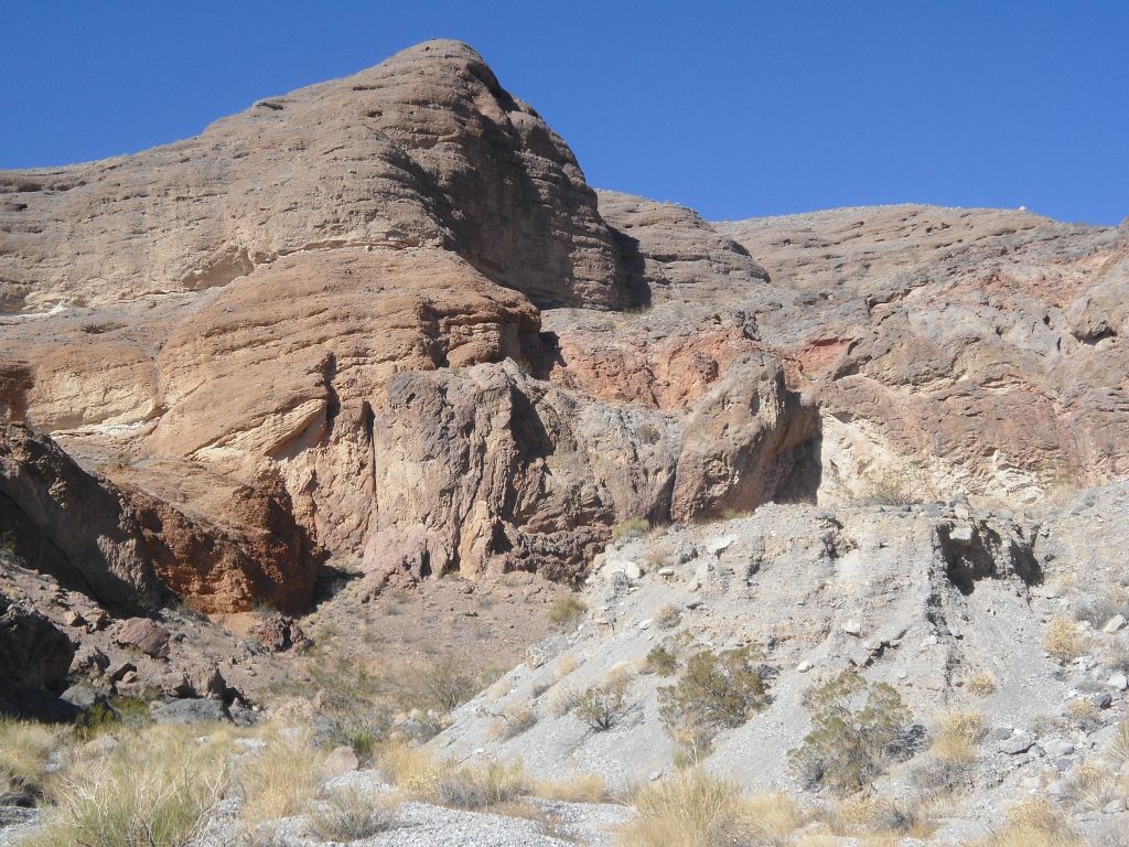 The gorge area was a winding area enclosed by towering peaks, as shown in the next two photos: