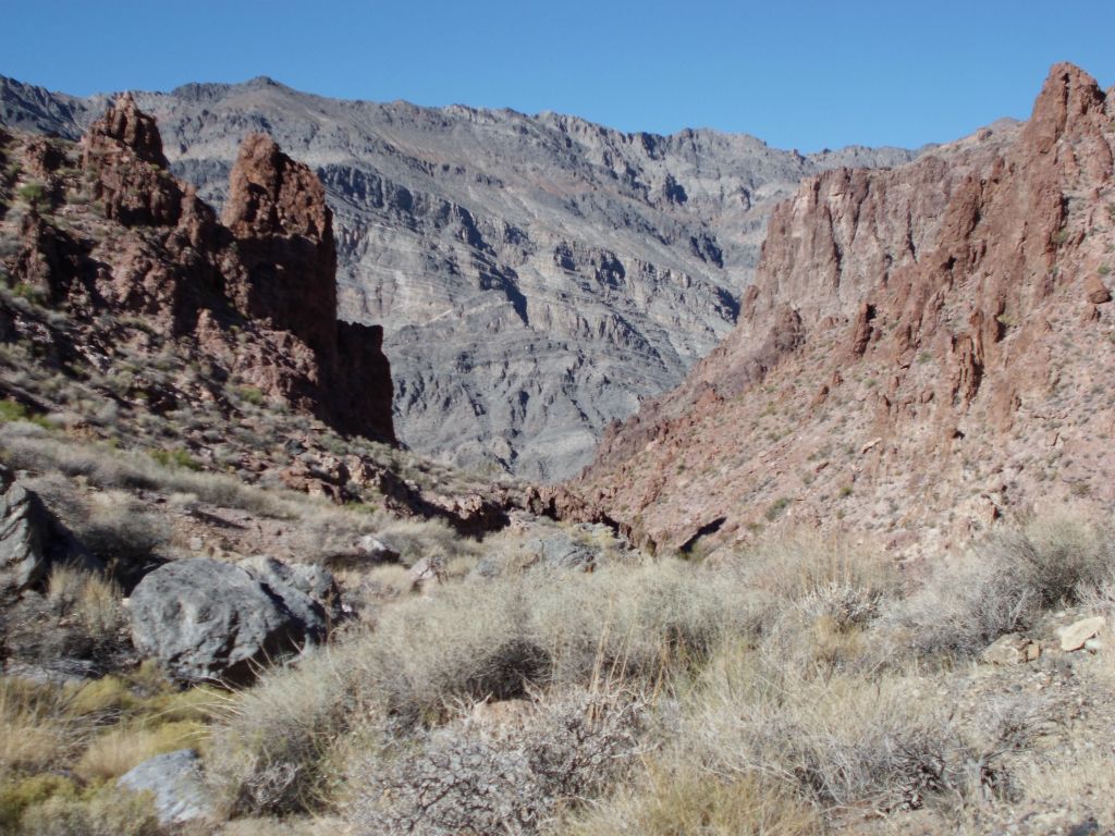 The red rocks of the side canyon perfectly frame the wall of Fall Canyon in the distance: