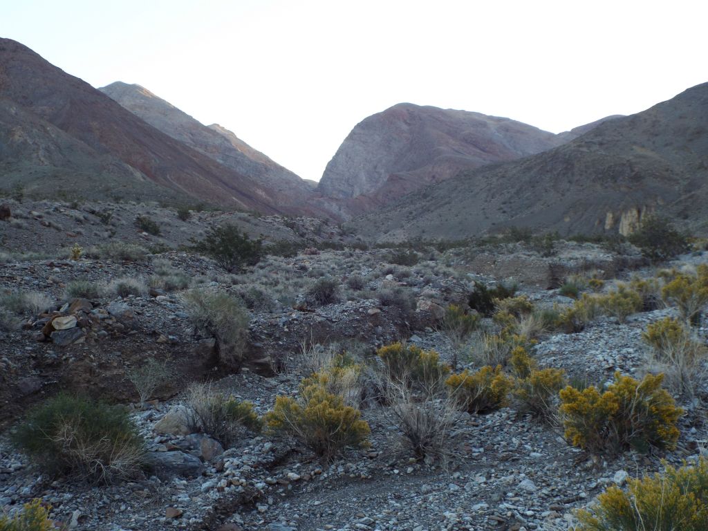 Grand View Canyon has a mostly wide wash for the first 1 1/2 miles of hiking: