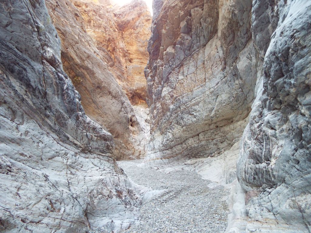 Looking back from the same spot at the red colors on the canyon wall in the background: