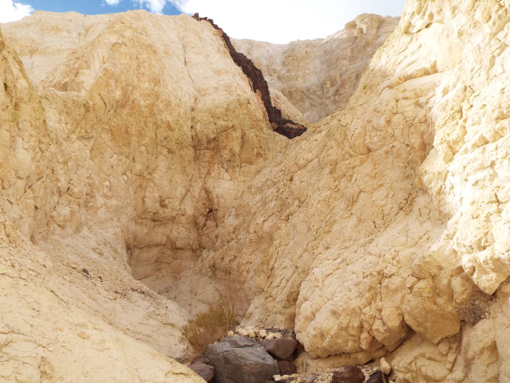 If you look at the bottom of this picture, you can follow the flow of the wash as it drops down and makes a dramatic bend in the canyon: