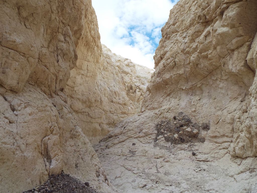 But the darker rock was the exception, not the rule.  This shows the most common view in the narrows with nothing but white walls: