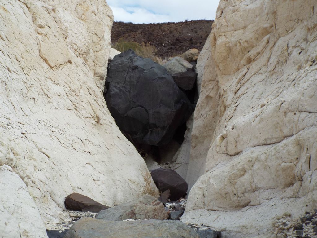 However, this major chockstone obstacle in the right fork prevents immediate passage: