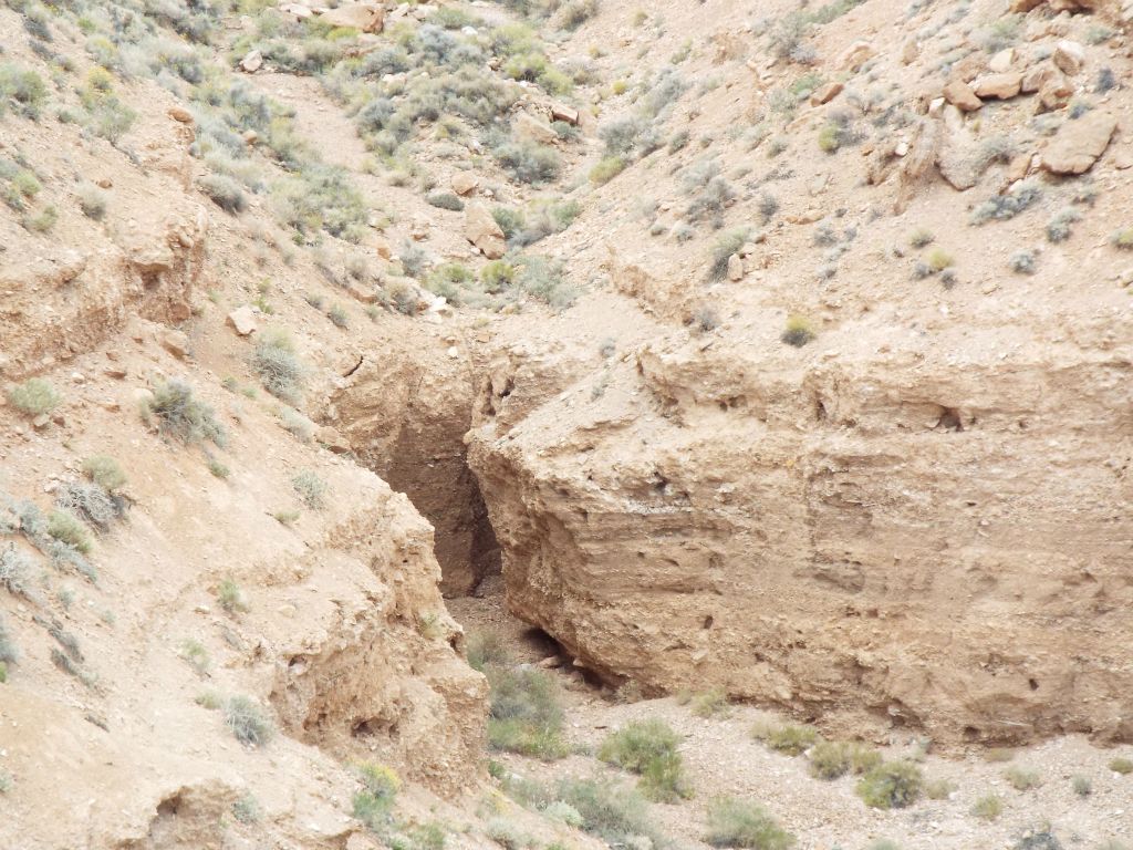 The small canyon contains a dry fall made of conglomerate rock: